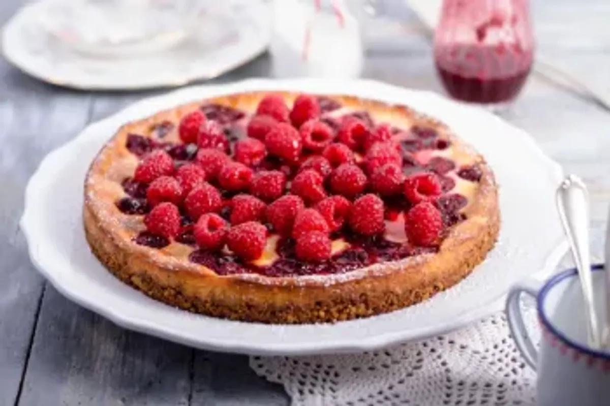 طرز تهیه کیک تمشک خانگی خوشمزه و آسان