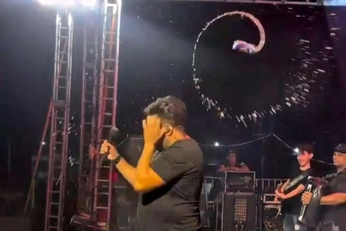 حادثه جنجالی در کنسرت؛ صورت خواننده غرق در خون شد