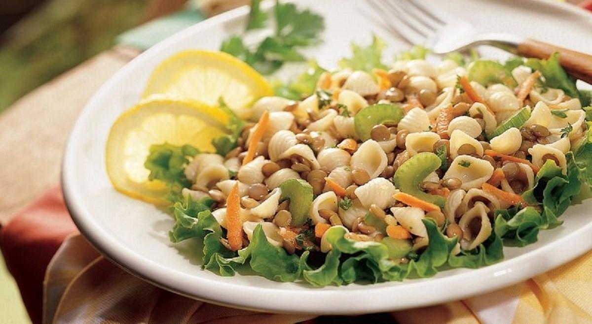 طرز تهیه سالاد ماکارونی با عدس | این سالاد مقوی با ماکارونی فرمی درست کنید