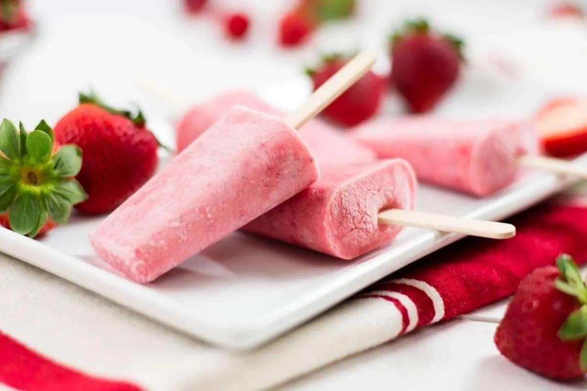 طرز تهیه بستنی چوبی توت فرنگی با روشی آسان در منزل