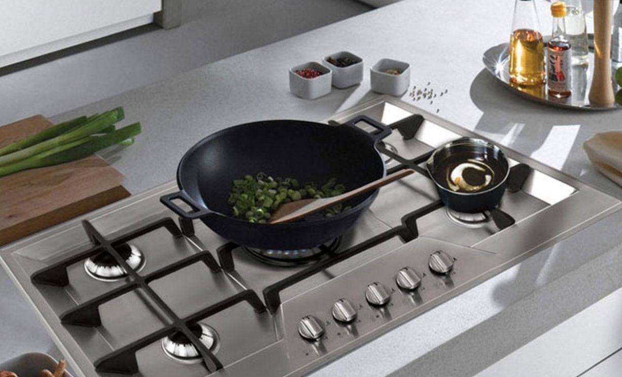 ترفند خانه داری| روش های تضمینی تمیز کردن اجاق گاز با مواد طبیعی پاک کننده