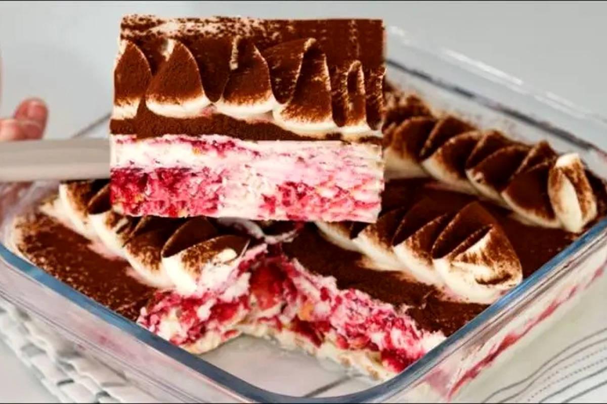 طرز تهیه دسر توت فرنگی شکلاتی: ترکیبی از طعم‌های بهشتی که هر کسی را وسوسه می‌کند!