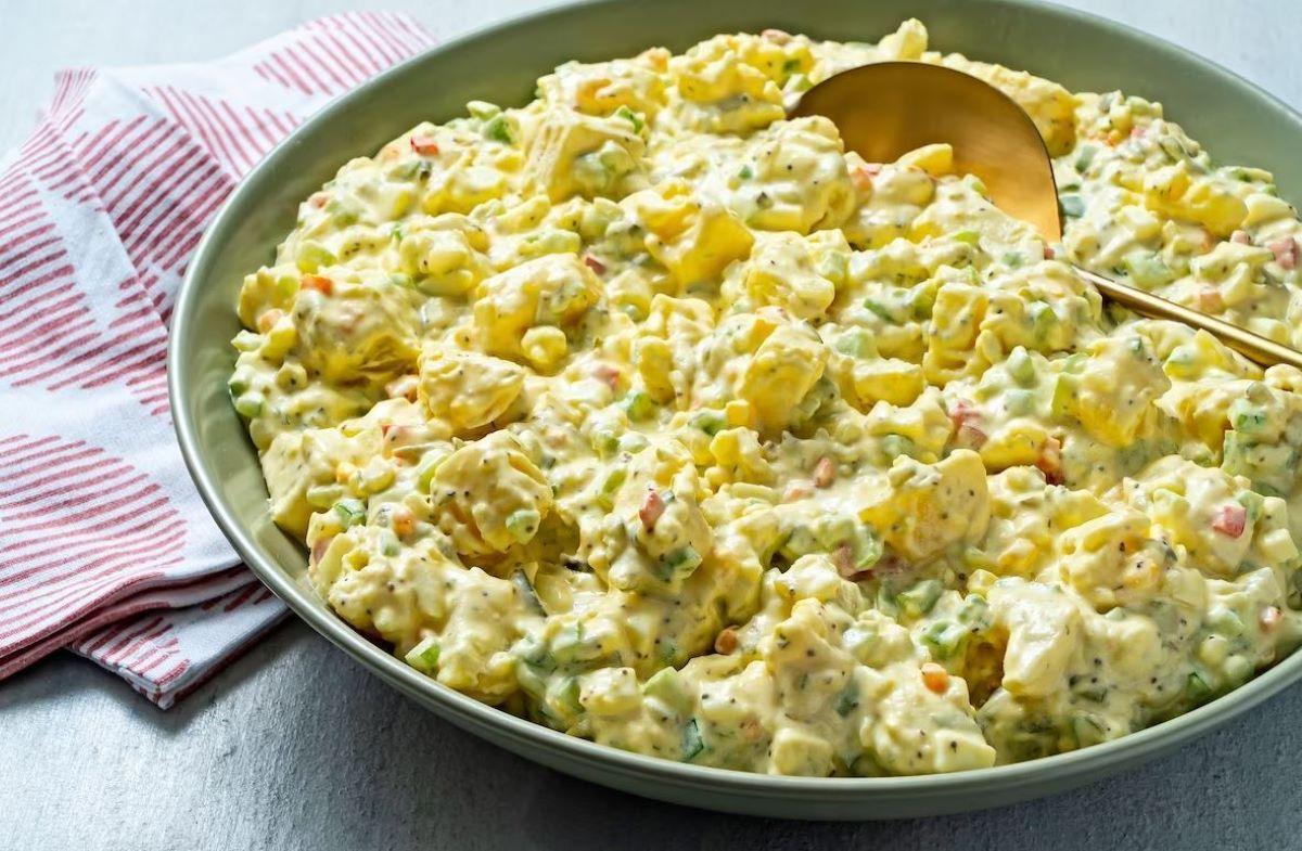 طرز تهیه سالاد سیب زمینی خامه‌ ای؛ یک سالاد کلاسیک مجلسی با مواد ساده