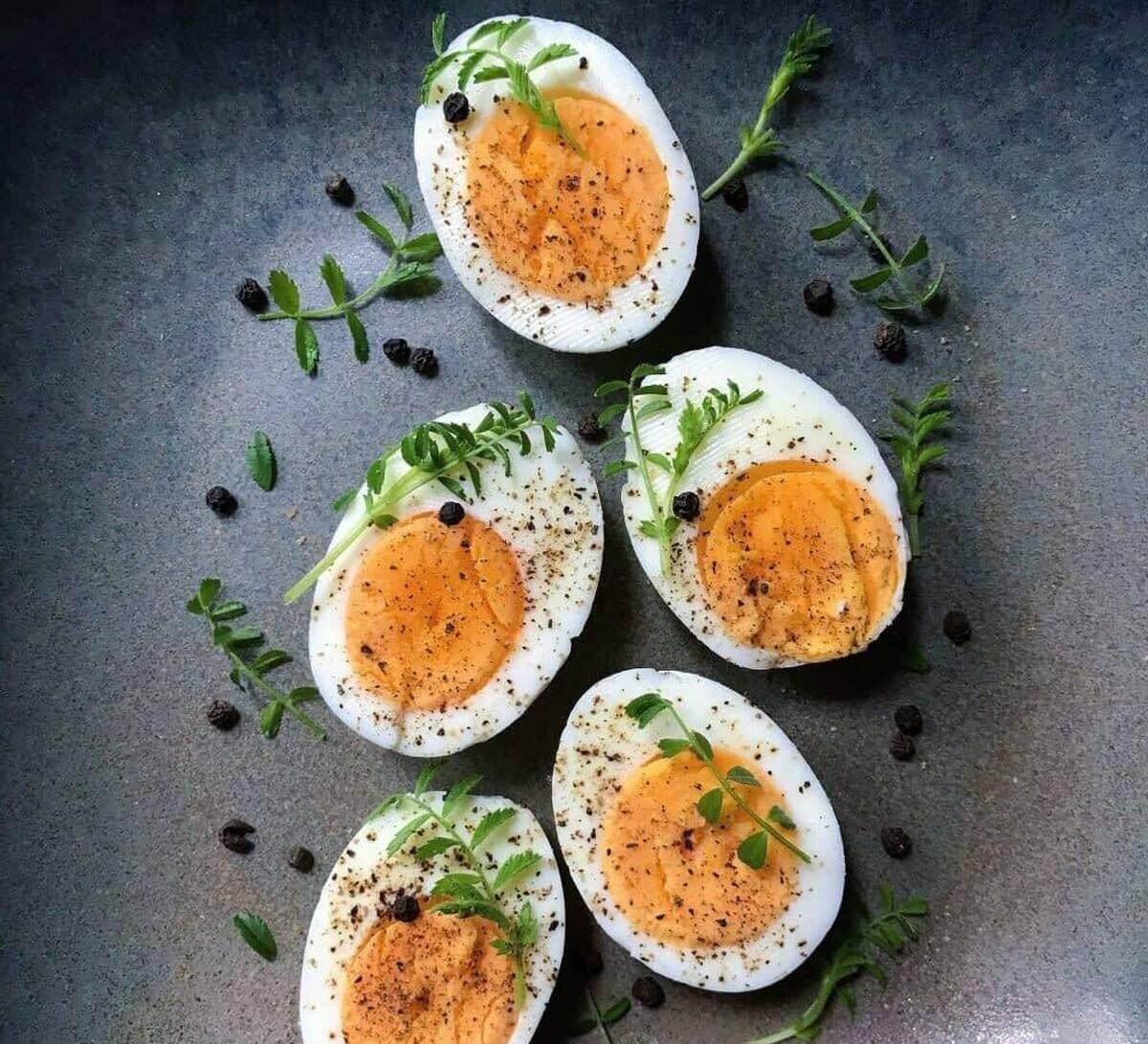 ۳ مدل متفاوت برای تهیه تخم‌مرغ آب‌پز؛ از کلاسیک تا خلاقانه