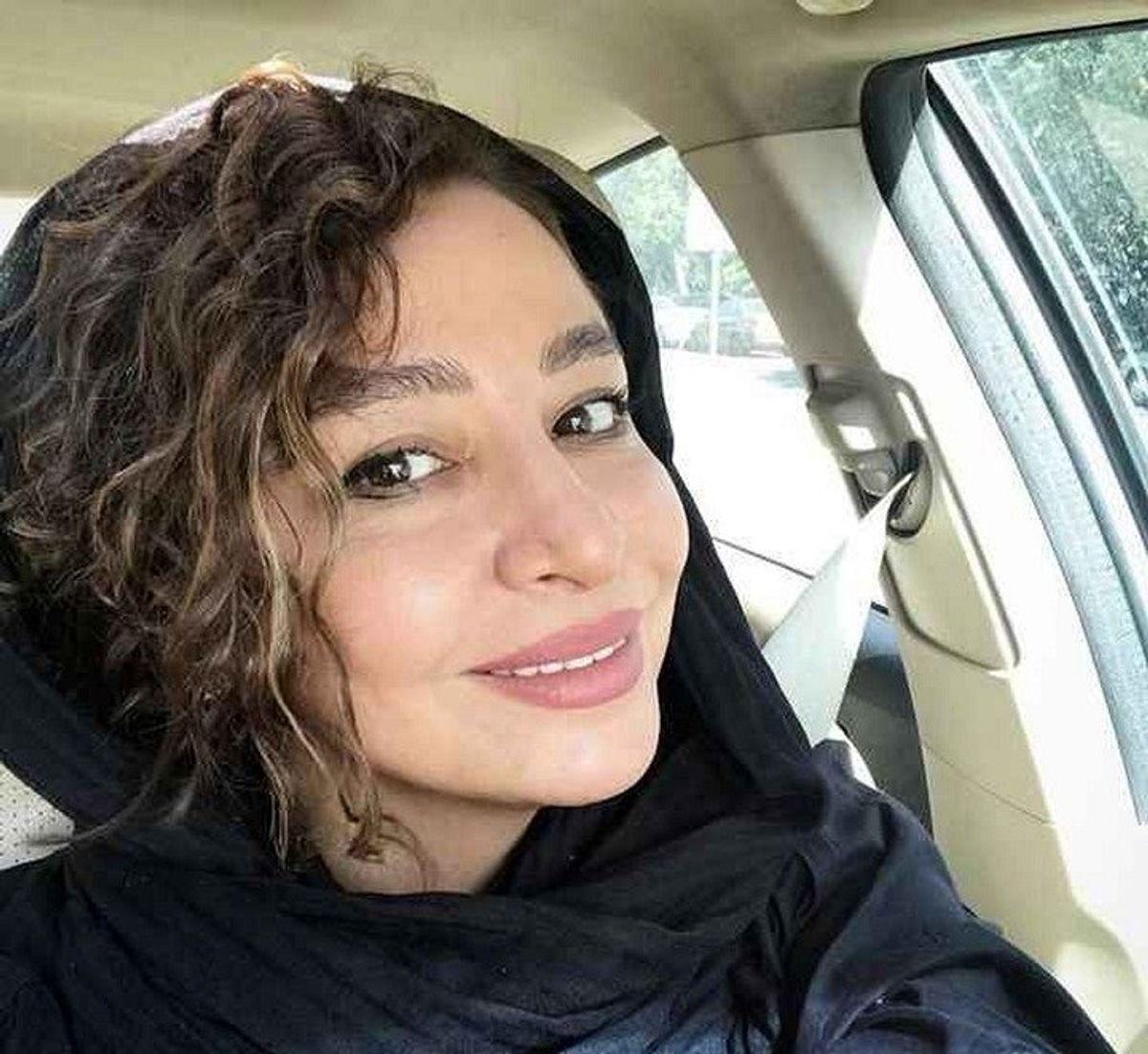 مه‌لقا باقری با تیپی متفاوت در قاب دوربین  | هماهنگی جذاب مانتو و کفش در لوکیشنی خاص