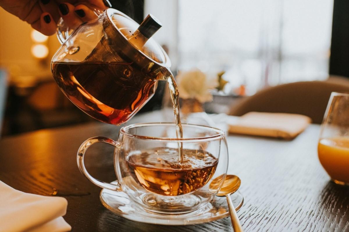 بهترین نوشیدنی برای رفع تشنگی | چای بنوشیم یا آب؟