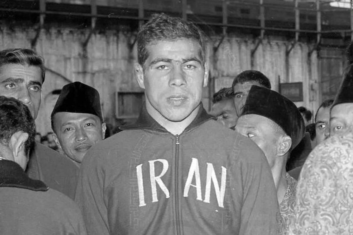 «غلامرضا تختی در حال خرید از یک مغازه در ژاپن»؛ سال ۱۳۳۷