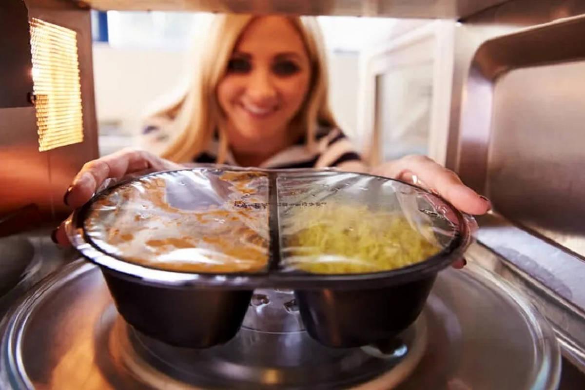 موقع غذا گرم کردن این اشتباهات را انجام ندهید!