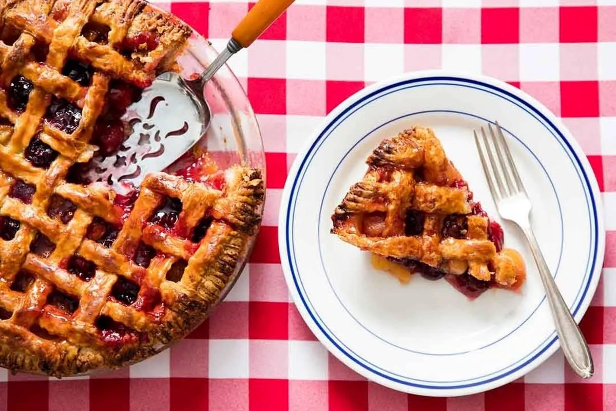 طرز تهیه پای گیلاس؛ دسر خوشمزه تابستانی