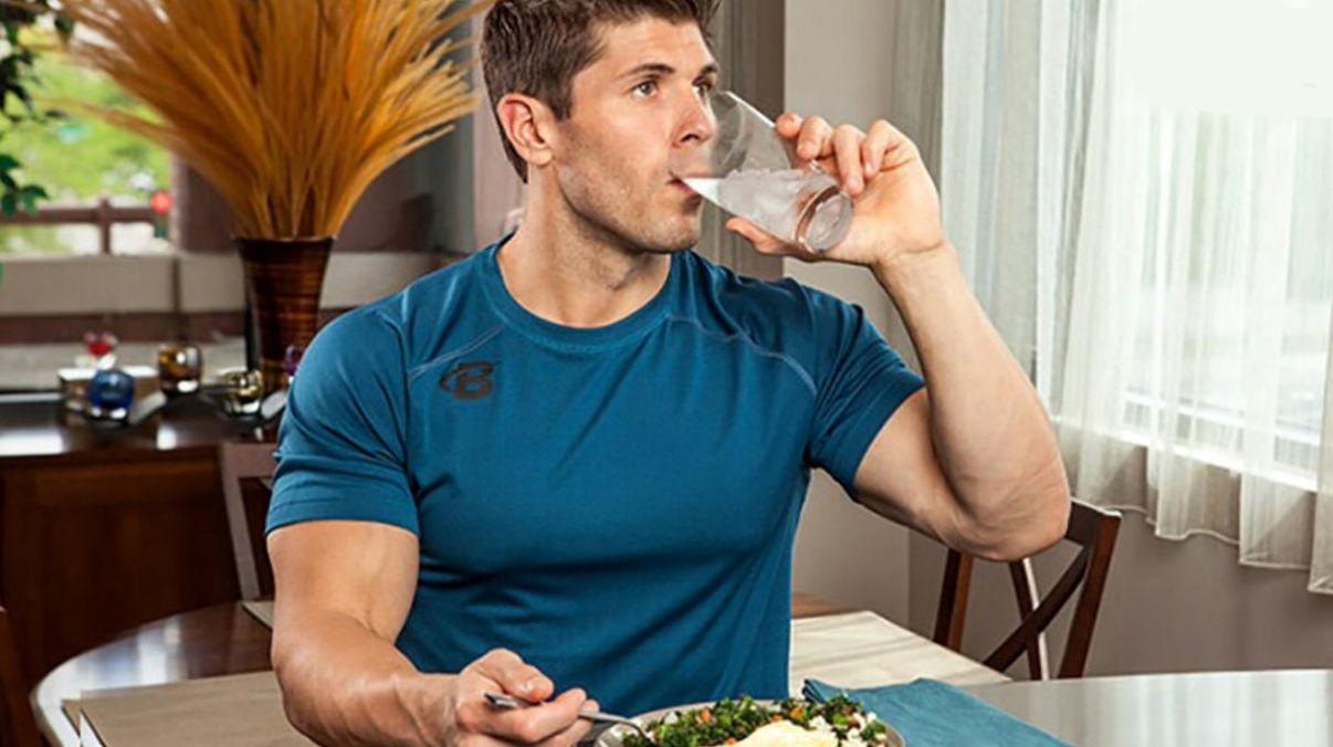 فواید و عوارض نوشیدن آب سرد بعد از غذا