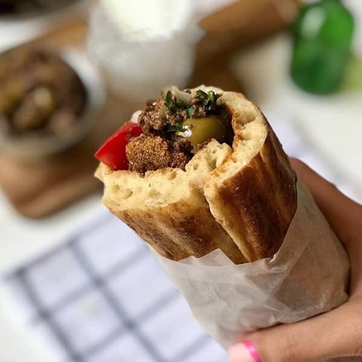 طرز تهیه کتلت لاهیجانی؛ یک ساندویچ کتلت خوشمزه با نان بربری