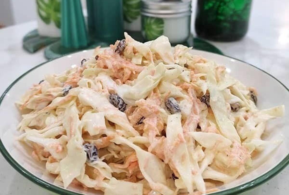 طرز تهیه سالاد کلم و کشمش پلویی | یک سالاد سرد و شیرین مهمان پسند و خوشمزه