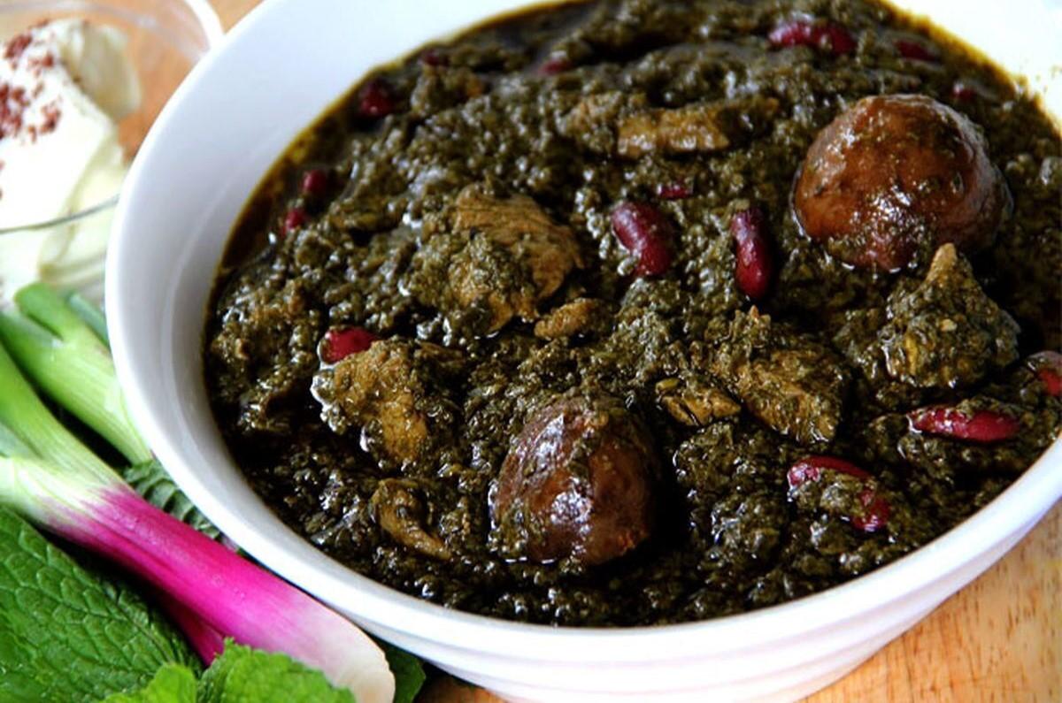 طرز تهیه قورمه سبزی جنوبی| این خورش قورمه سبزی با تمر هندی طعم شگفت‌انگیزی داره!