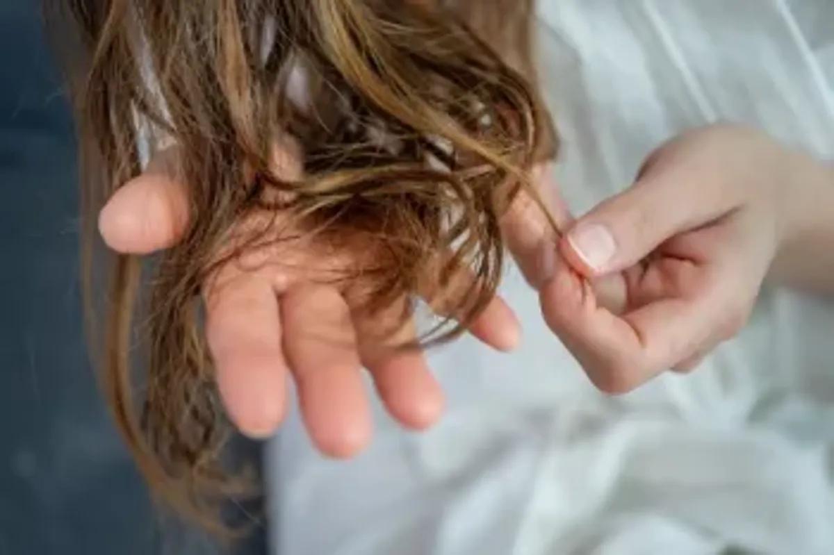 علت و درمان کش آمدن مو / راه های مراقبت و بهبود