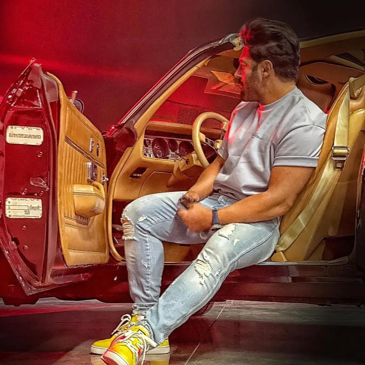 محمدرضا گلزار از نگاه دوربین؛ استایل لاکچری، ماشین‌های خاص و زندگی شیک!