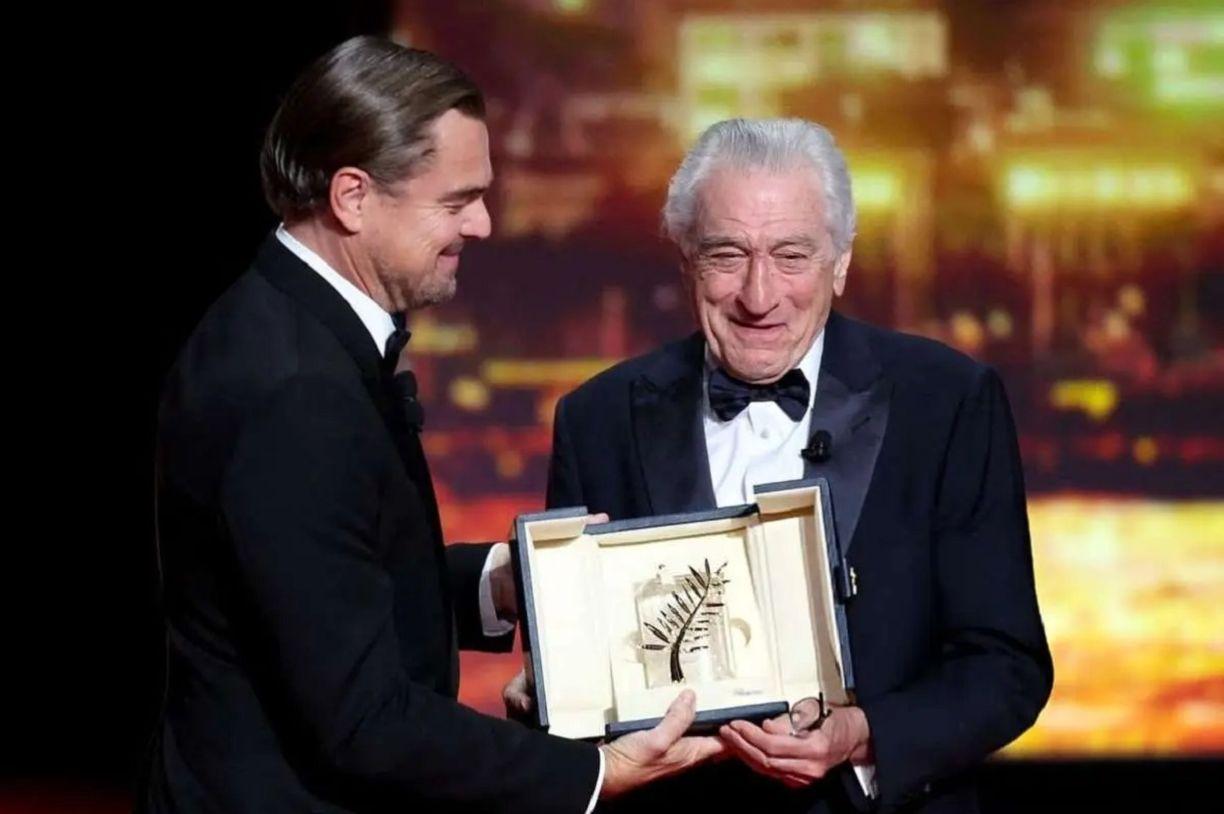 لحظه اهدای نخل طلای افتخاری کن 2025 به رابرت دنیرو