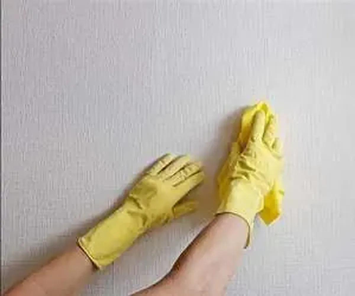 با این روش‌ها، دیوار تمیز مثل آینه می‌درخشه! راه‌های آسان و کاربردی برای برق انداختن دیوار