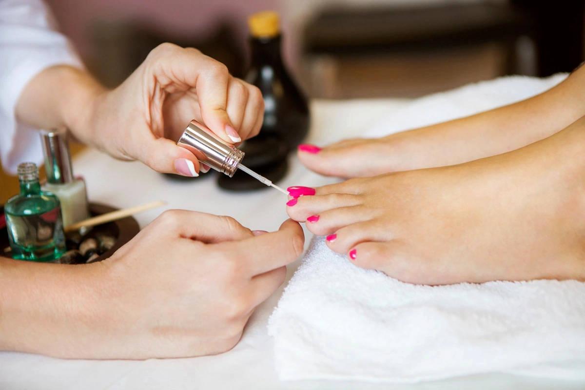 ۴ زنگ خطر در سالن‌های ناخن که نباید نادیده بگیرید؛ آیا ژل پدیکور ایمن است؟