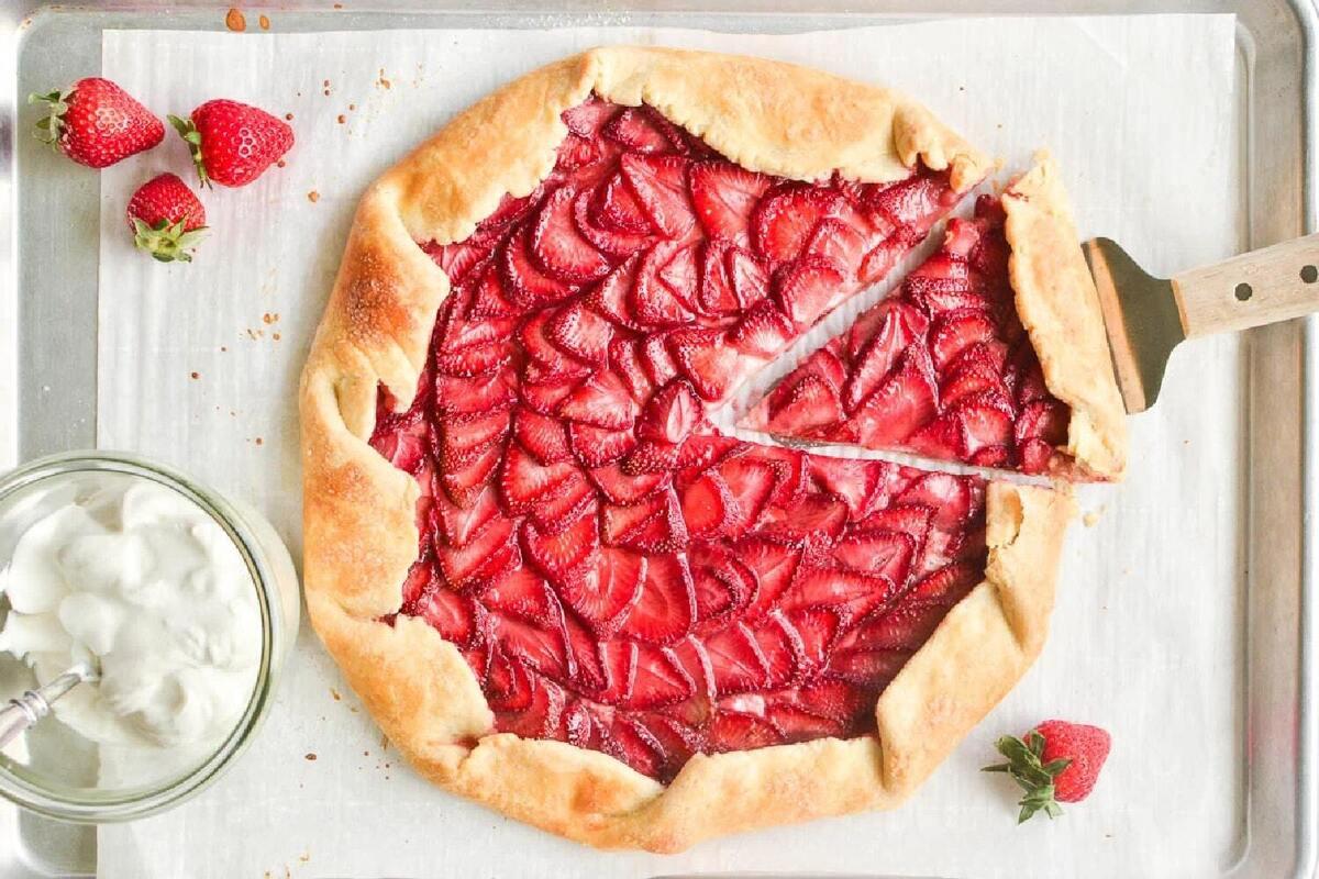 شیرینی خوش‌رنگ بهاری؛ طرز تهیه گلت توت‌فرنگی برای لحظات خاص