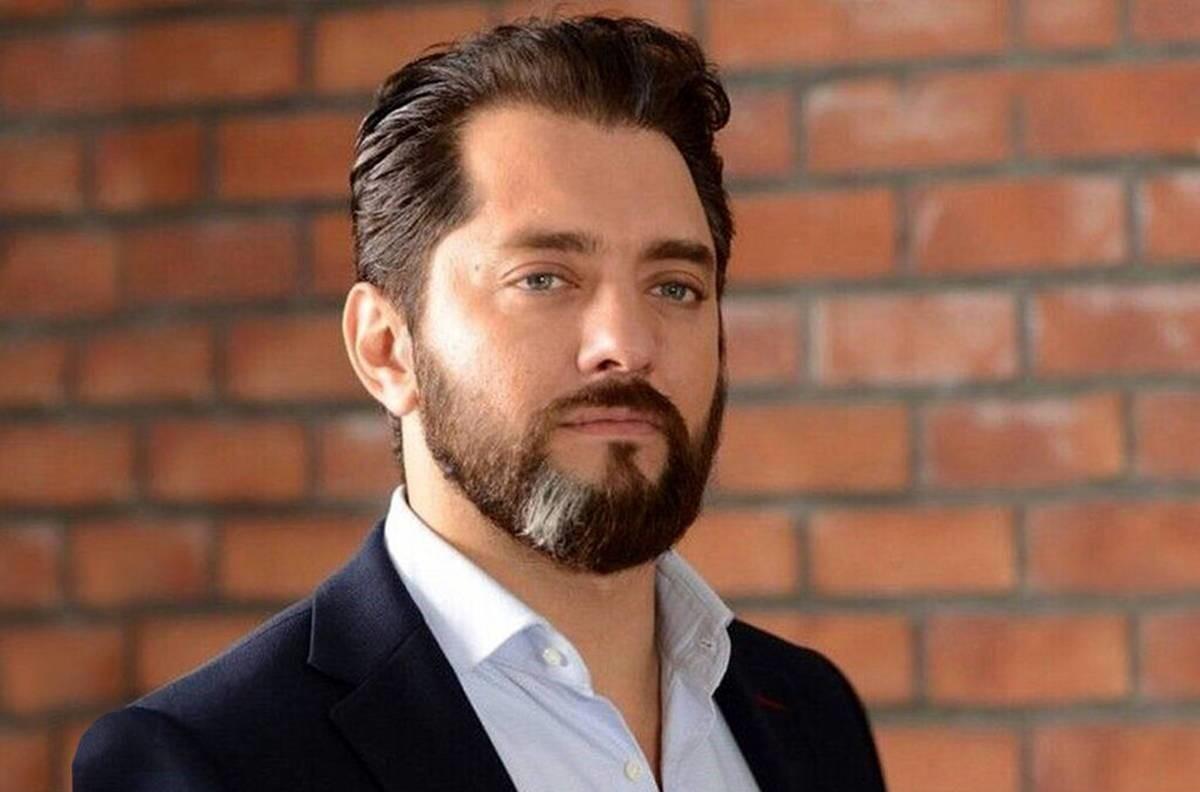 دیدار صمیمانه بهروز وثوقی و بهرام رادان در پشت صحنه نمایش سی صد در آمریکا