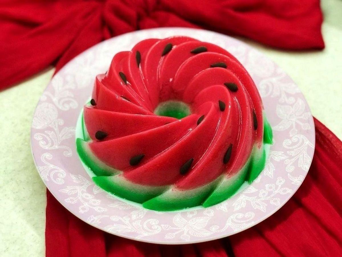 خنک و خوشمزه برای تابستان؛ طرز تهیه دسر خاص چیزکیک و ژله هندوانه‌ای در خانه