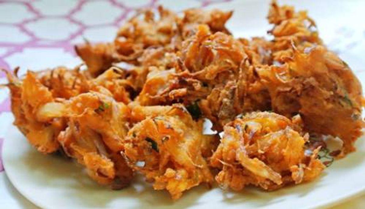 طعمی آتشین با اونیون باجی؛ فست‌فود سنتی هندی‌ها