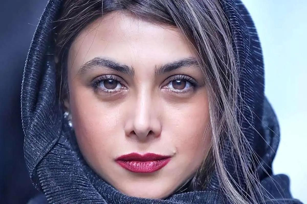 آزاده صمدی در یک گالری هنری