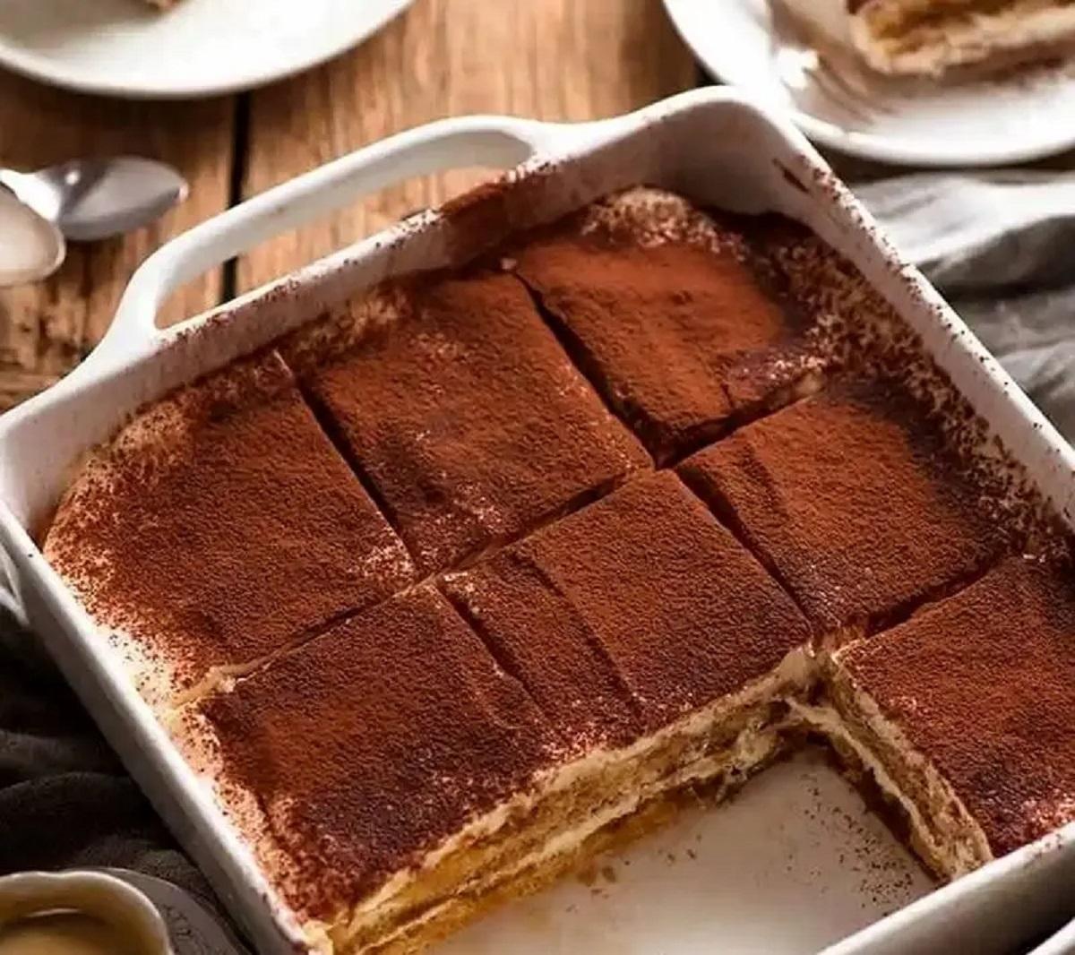 طرز تهیه دسر فندق و بیسکوییت با شکلات تلخ؛ بهترین دسر کافی شاپی!