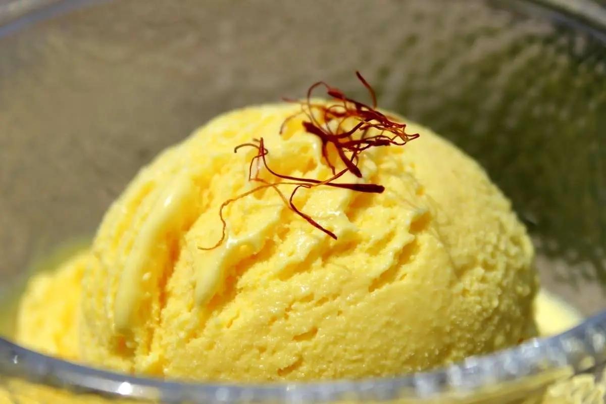 طرز تهیه بستنی سنتی زعفرانی خوشمزه با یک لیتر شیر در خانه