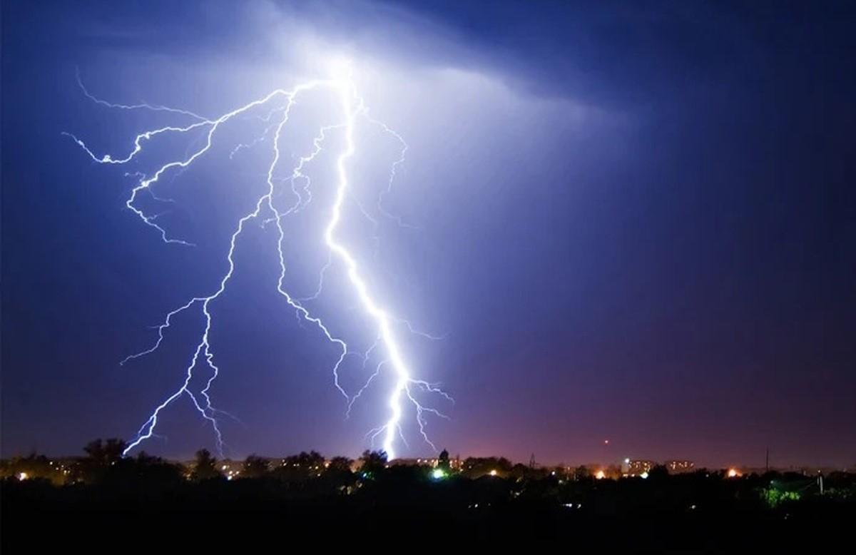 لحظه برخورد صاعقه به یک درخت غول پیکر | این درخت با یک ضربه پودر شد