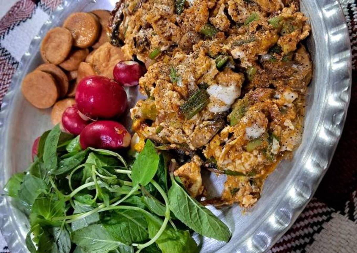 طرز تهیه املت پیازچه | با تخم مرغ، گوجه و پیازچه یک املت خوشمزه درست کن