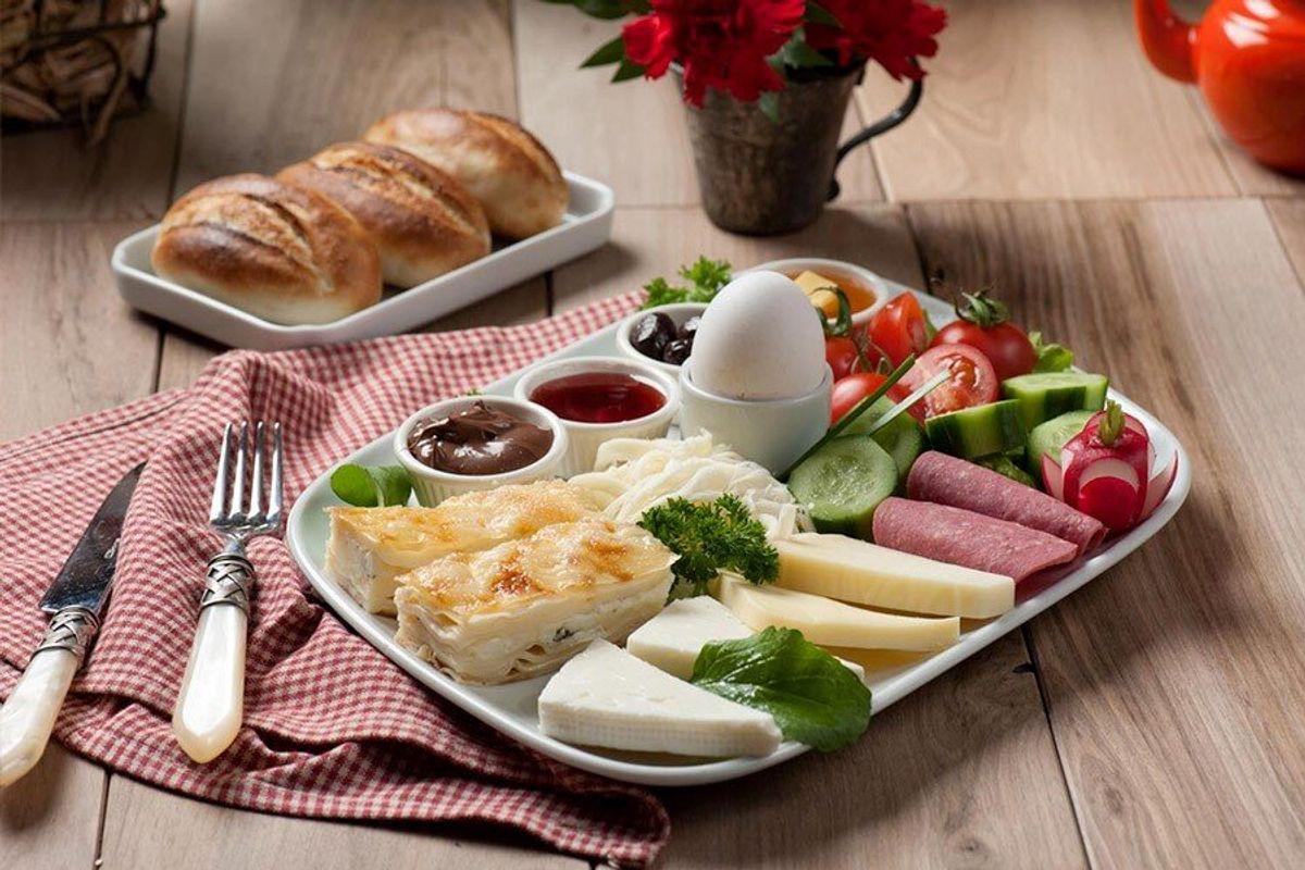 سفره‌ای رنگارنگ از طعم‌ها؛ لیست خوشمزه‌ترین صبحانه‌های ایرانی!