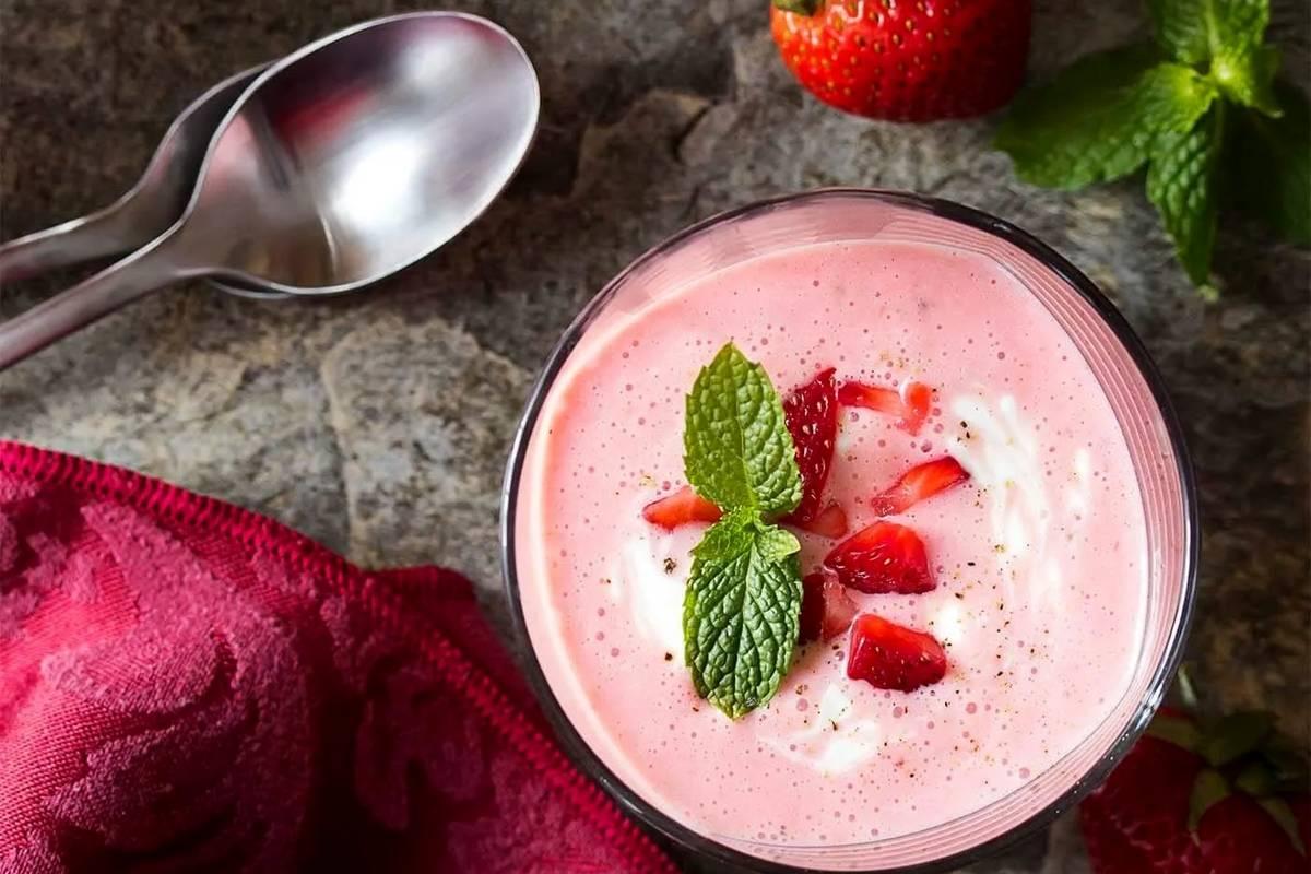 طرز تهیه ماست توت فرنگی خانگی