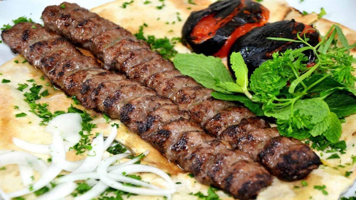 طرز تهیه کباب کوبیده ویژه آپارتمان نشین ها | بدون منقل کباب کوبیده چرب و آبدار درست کن