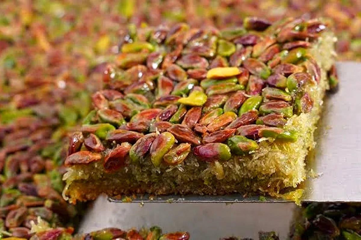 طرز تهیه اسلایس پسته و نارگیل یک شیرینی مجلسی