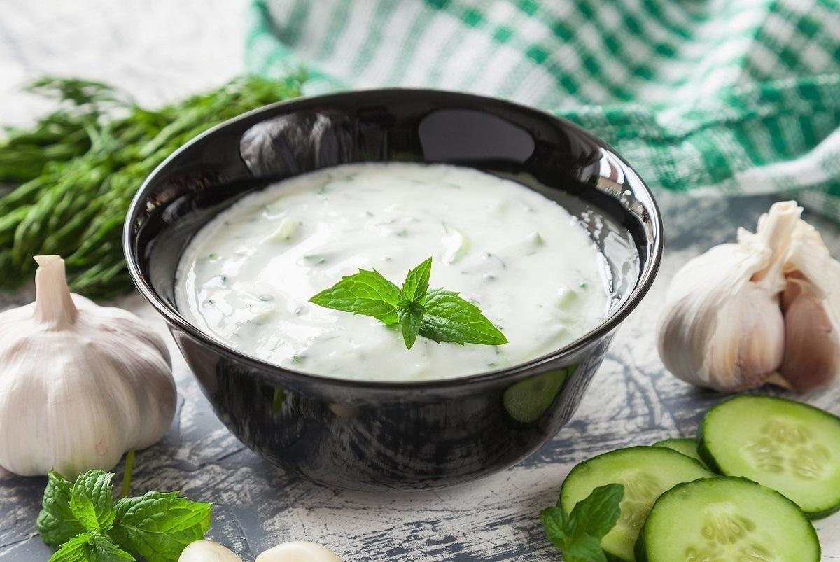 روش جدید تهیه ماست خیار با طعم‌های خاص و خلاقانه