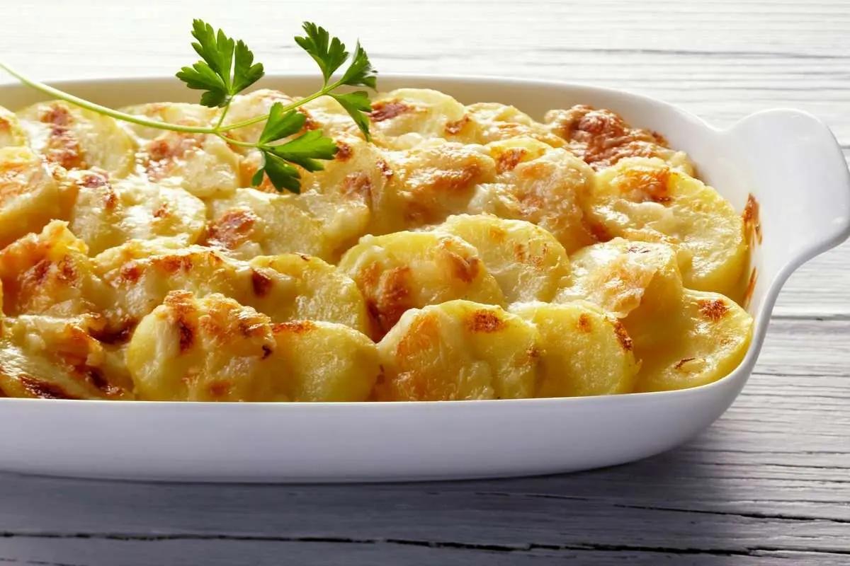 پاپاس سیب زمینی با سس قارچ؛ پیش‌غذای رستورانی