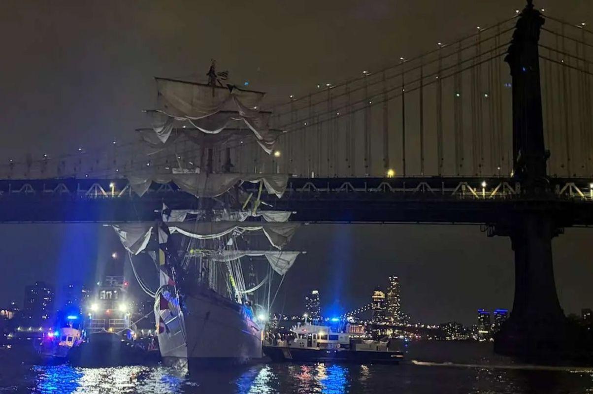 لحظه برخورد کشتی بادبانی نیروی دریایی مکزیک با پلی در آمریکا+ 22 نفر زخمی شدند