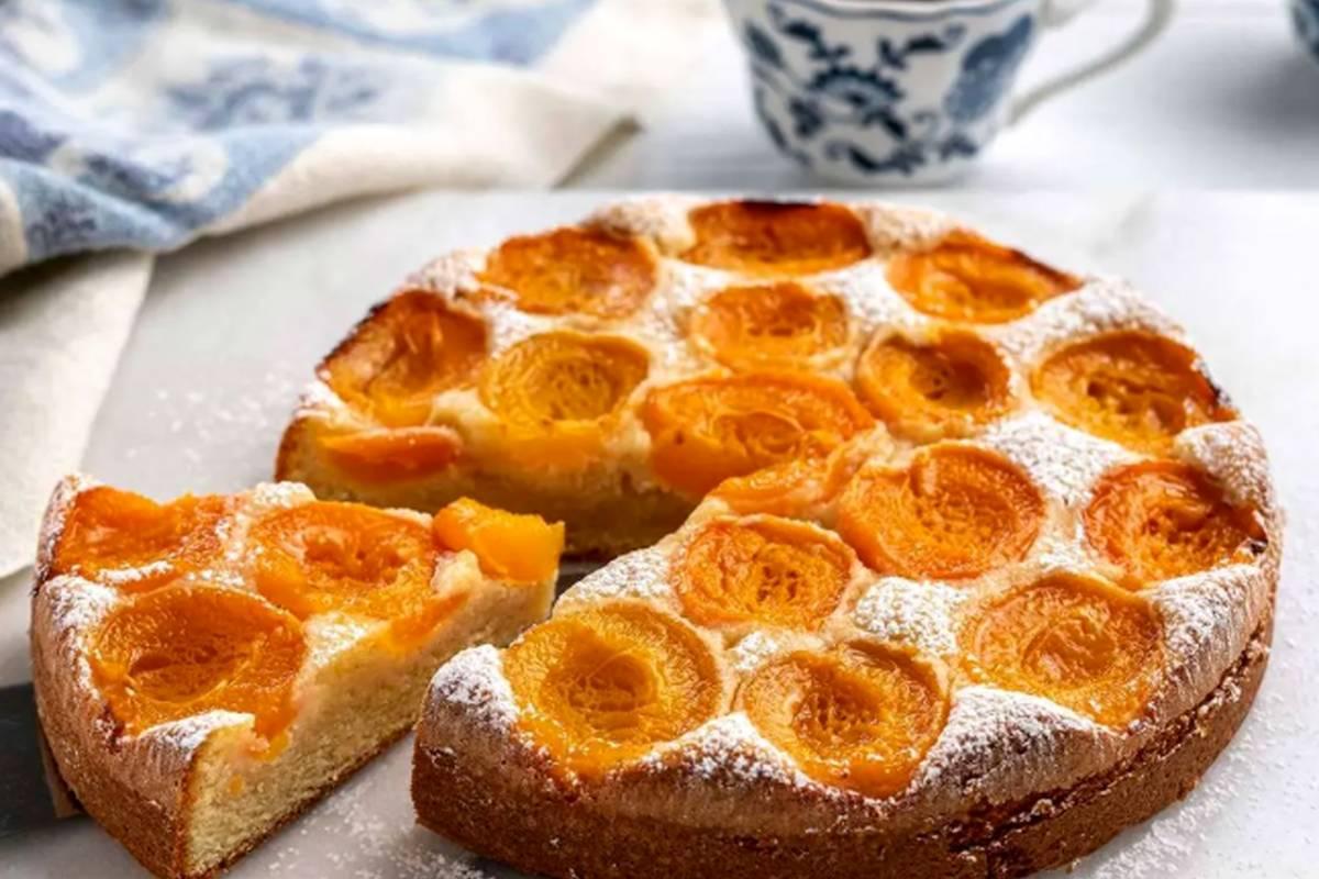 طرز تهیه کیک زردآلو؛ یک عصرانه خاص و خوشمزه