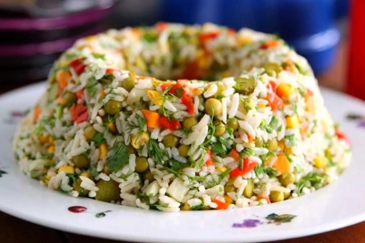 باقیمانده‌ها را به خوشمزگی تبدیل کنید؛ سالاد برنج خنک و خاص