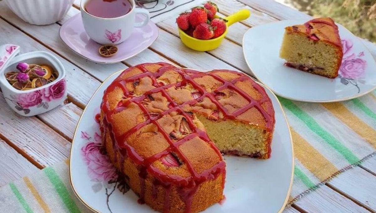 طرز تهیه کیک توت فرنگی با ماست | این کیک خوشمزه رو واسه عید قربان درست کن