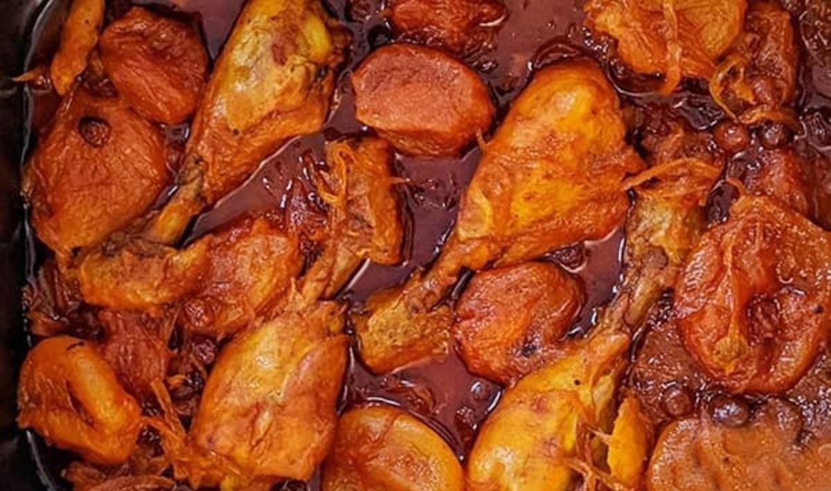 طرز تهیه خورش آلو بخارا با مرغ؛ یک خورش ملس و خوشمزه برای ناهار | خورش آلو بخارا با مرغ؛ یک دستور بی‌نظیر برای طعم ملس و لذیذ