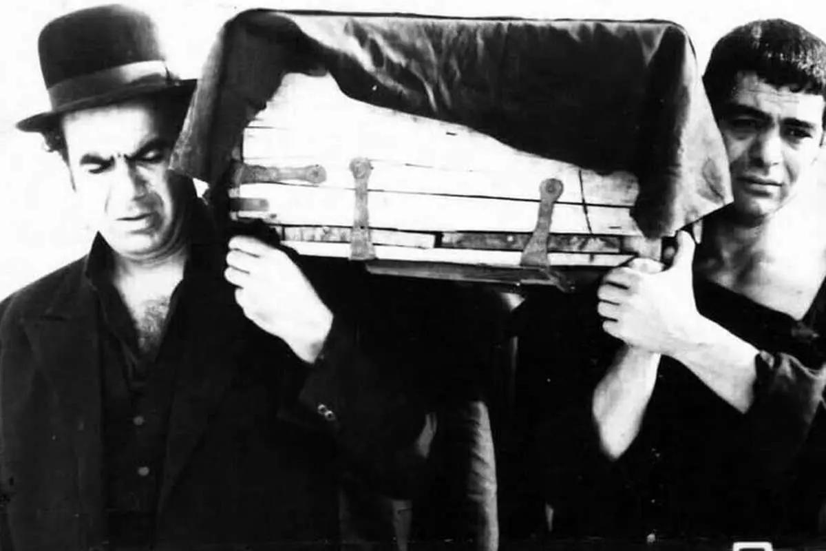 عکس (سفر در زمان)؛ ناصر ملک مطیعی و بهمن مفید در نمایی از فیلم طوقی ۵۴ سال قبل