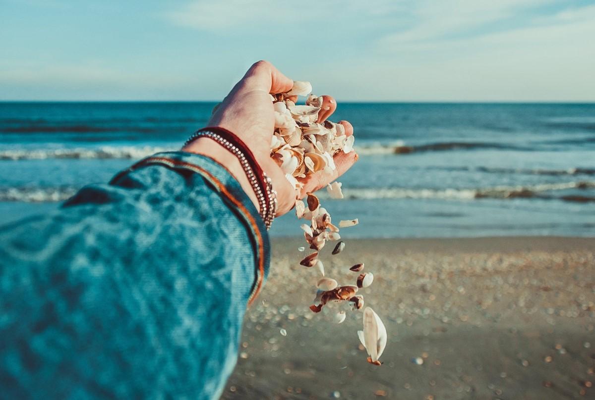 بهترین ژشت عکس کنار دریا | ۵ ژست خلاقانه برای گرفتن عکس کنار دریا