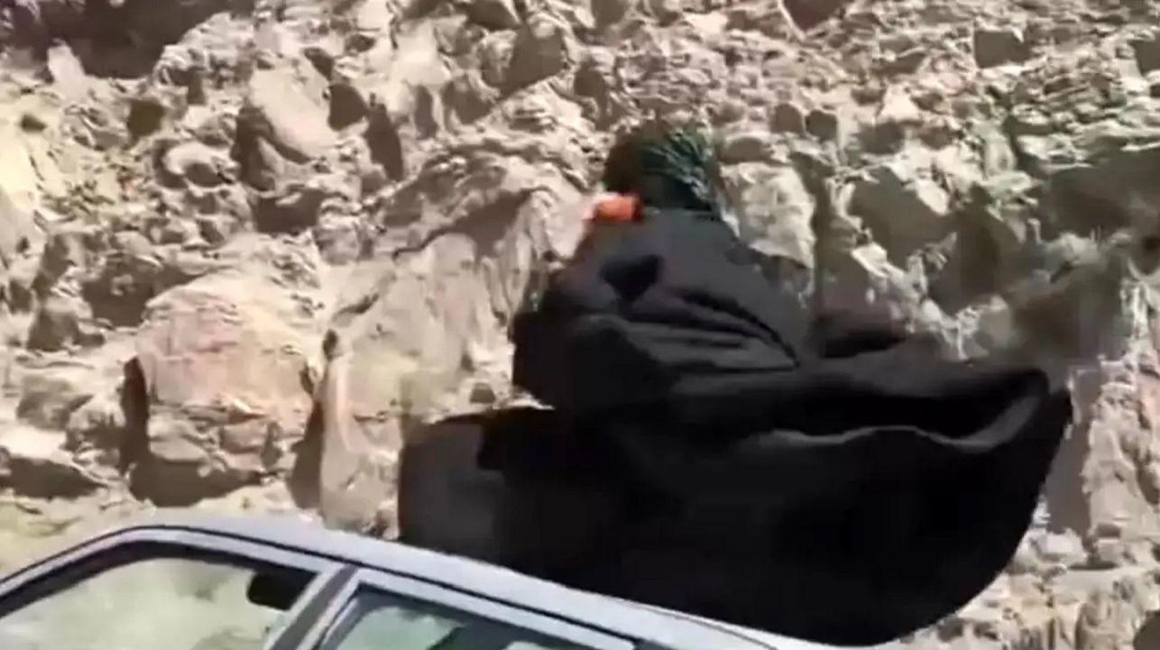 بدلکاری خطرناک یک زن چادری روی سقف خودرو در جاده