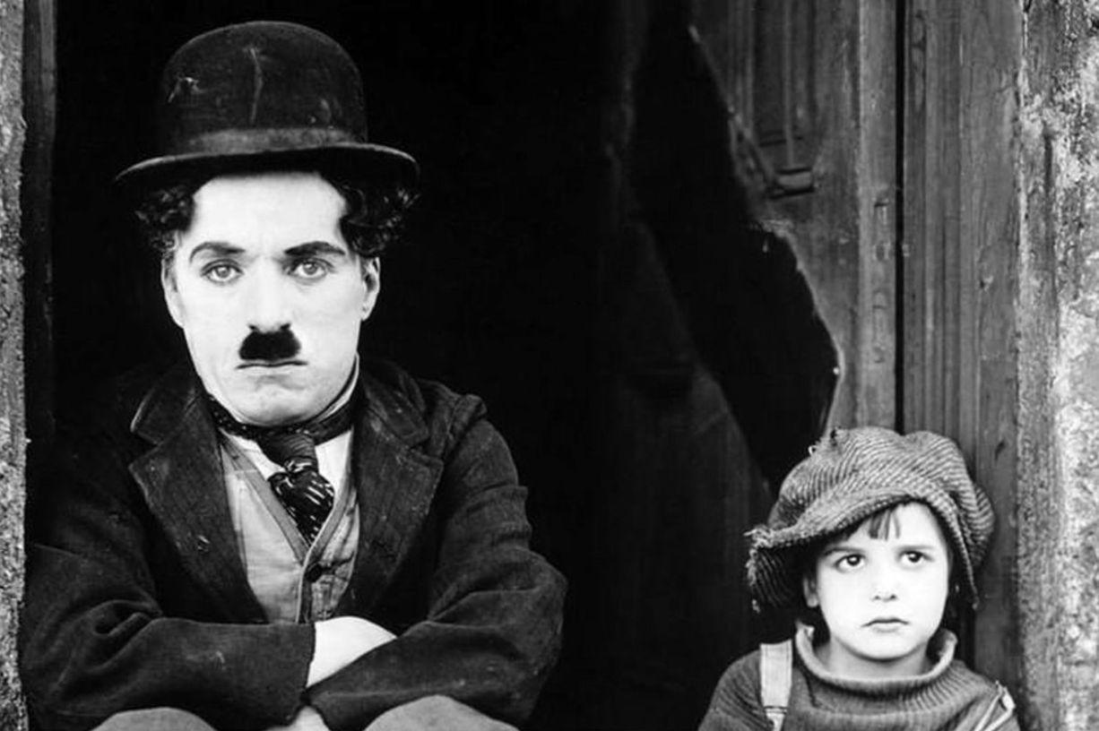 عکس (سفر در زمان)؛ چارلی چاپلین با پسر تازه متولد شدهاش