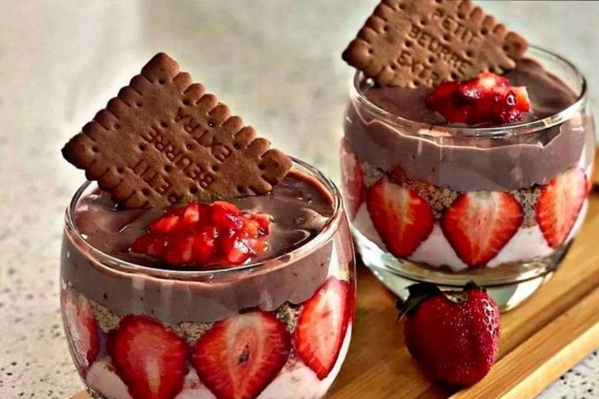 طرز تهیه دسر توت فرنگی شکلاتی با خامه؛ یک دسر خوشمزه بهاری