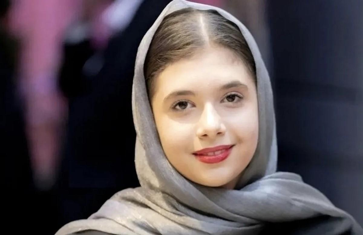 نفس بازغی با کت چرم کوتاه در پردیس چارسو | ظاهر خاص و مدرن نفس بازغی در 16 سالگی