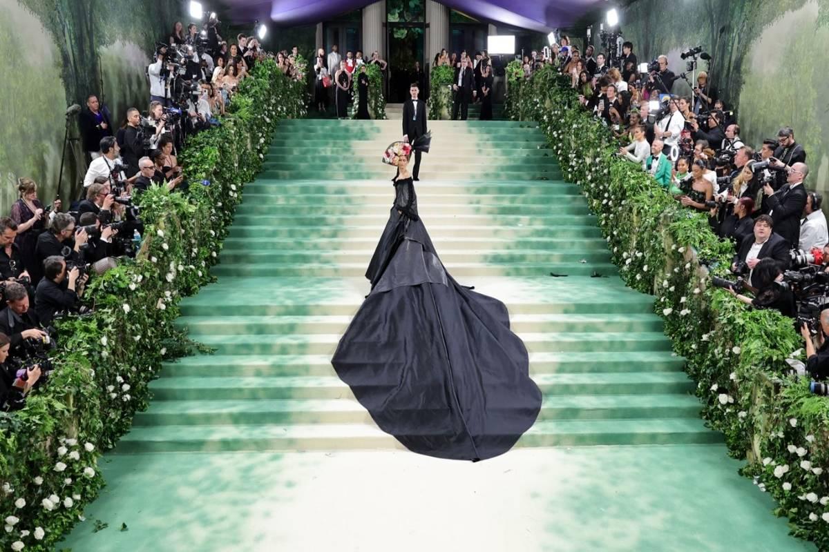 مت گالا ۲۰۲۵؛ رقابت استایلها در شب مد و جذابیت | نگاهی به تیپهای خاص شاهرخ، ریحانا و شکیرا